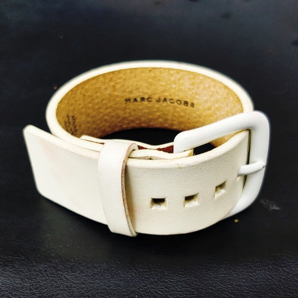 Marc Jacobs Unisex Wide White Leather Buckle Bracelet - Picture 3 of 4